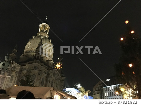 夜空に映し出されるクリスマスマーケットで賑わうドレスデンのフラウエン教会 夜空に映し出されるクリスマスマーケットで賑わうドレスデンのフラウエン教会 87821822