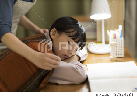 机で居眠りをする娘に毛布をかける母親 87824232