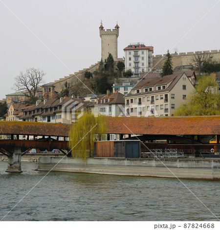 Scene st the shore of the Reuss, river leading trough Lucerne, Switzerland. 87824668