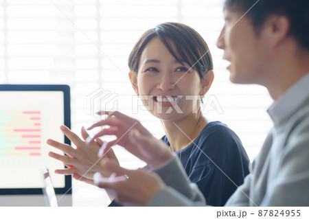 働く人々　20代　30代 87824955