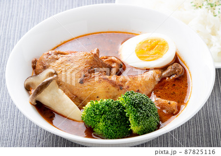 スープカレー(チキンレッグ入り)。 87825116