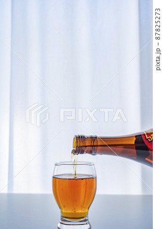 紹興酒ストレートコップに注ぐ 87825273