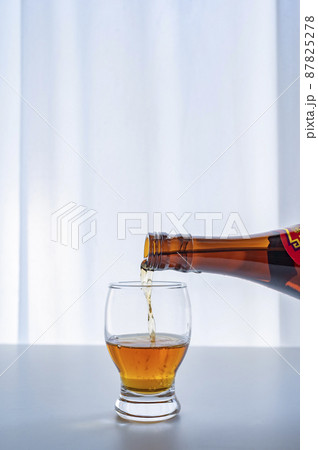 紹興酒ストレートコップに注ぐ 紹興酒ストレートコップに注ぐ 87825278