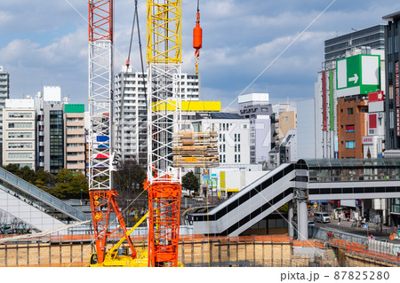 街の中のビル建設駅前再開発工事現場 街の中のビル建設駅前再開発工事現場 87825280