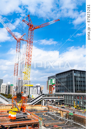 街の中のビル建設駅前再開発工事現場 87825281