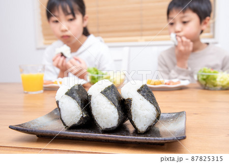 朝食でおにぎりを食べるアジア人の家族 87825315