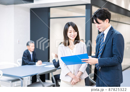 先輩にアドバイスを聞くキャリアウーマン 87825322