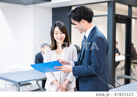 先輩にアドバイスを聞くキャリアウーマン 87825325