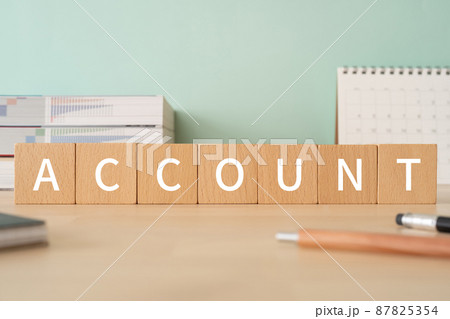 「ACCOUNT」と書かれた積み木、本、カレンダー、ノート、ペン 「ACCOUNT」と書かれた積み木、本、カレンダー、ノート、ペン 87825354