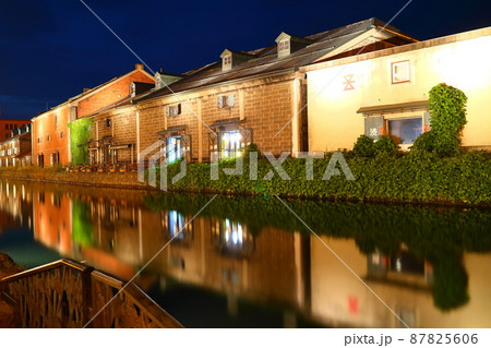 【北海道】小樽運河と石造倉庫群の夜景 87825606