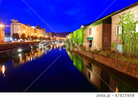 【北海道】小樽運河と石造倉庫群の夜景 87825608