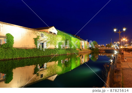 【北海道】小樽運河と石造倉庫群の夜景 87825614
