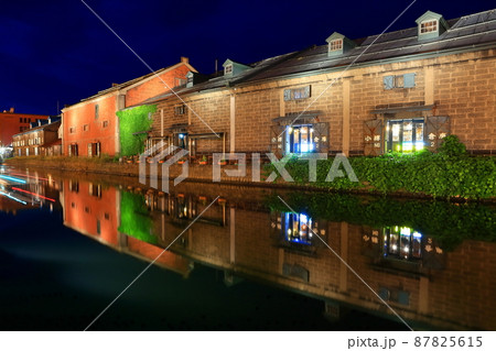 【北海道】小樽運河と石造倉庫群の夜景 87825615