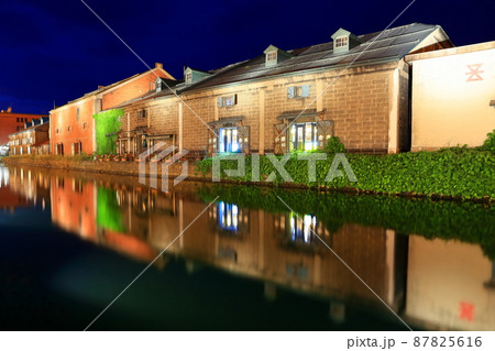 【北海道】小樽運河と石造倉庫群の夜景 87825616