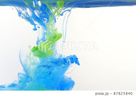 水中に広がるカラフルな絵具 水中に広がるカラフルな絵具 87825840