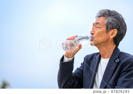 シニア男性　水分補給　水　カジュアル 87826285