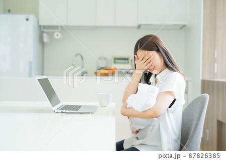 赤ちゃんと仕事で悩む女性 87826385