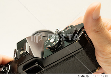 フィルムカメラのフィルム巻き上げレバーを回す手1の写真素材