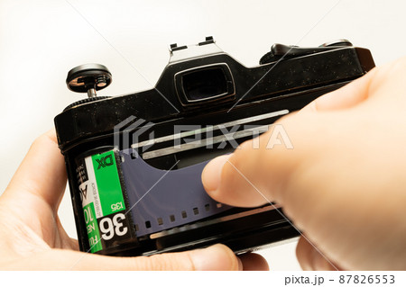 一眼レフカメラにフィルムをセットする2 87826553