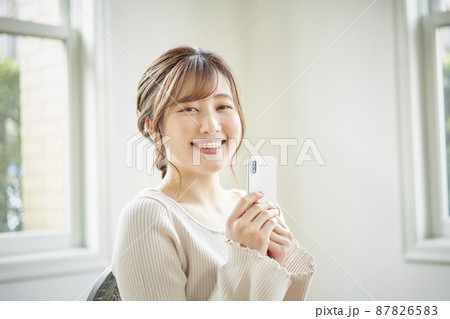 スマホを見る女性　ポートレート 87826583