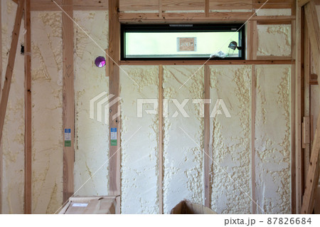吹付け断熱を施した新築一戸建ての工事現場の壁 吹付け断熱を施した新築一戸建ての工事現場の壁 87826684