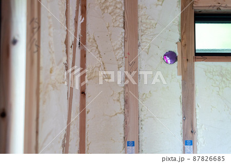 吹付け断熱を施した新築一戸建ての工事現場の壁 87826685