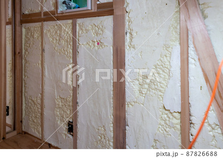 吹付け断熱を施した新築一戸建ての工事現場の壁 吹付け断熱を施した新築一戸建ての工事現場の壁 87826688