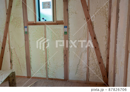 吹付け断熱材を施した新築一戸建て住宅の家の工事現場 87826706