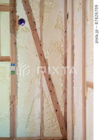 吹付け断熱材を施した新築一戸建て住宅の家の工事現場 87826709