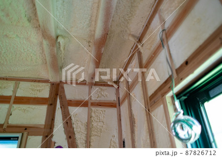 吹付け断熱材を施した新築一戸建て住宅の家の工事現場 吹付け断熱材を施した新築一戸建て住宅の家の工事現場 87826712