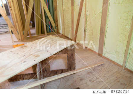吹付け断熱材を施した新築一戸建て住宅の家の内部 吹付け断熱材を施した新築一戸建て住宅の家の内部 87826714