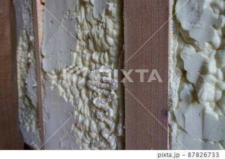 吹付け断熱材を施した新築一戸建て住宅の家の工事現場 吹付け断熱材を施した新築一戸建て住宅の家の工事現場 87826733