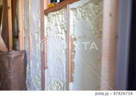 吹付け断熱材を施した新築一戸建て住宅の家の工事現場 87826738