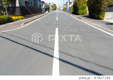 住宅街に伸びる真っ直ぐな道路 87827199