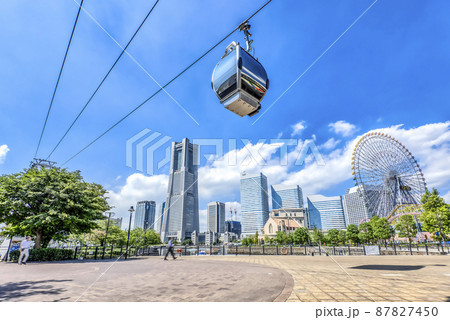横浜みなとみらいの都市風景　ロープウェイとランドマークタワーと観覧車 87827450
