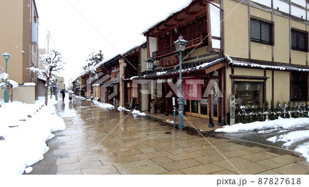 金沢のにし茶屋街雪景色 金沢のにし茶屋街雪景色 87827618