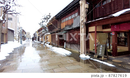 金沢のにし茶屋街雪景色 金沢のにし茶屋街雪景色 87827619