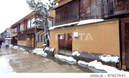 金沢のにし茶屋街雪景色 87827641