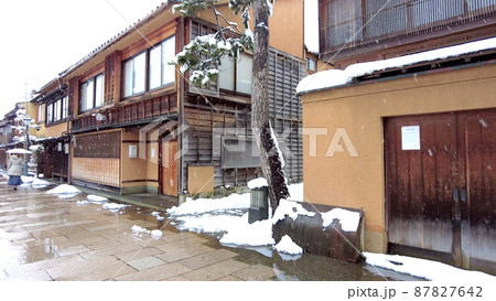 金沢のにし茶屋街雪景色 金沢のにし茶屋街雪景色 87827642