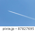 真っ白な飛行機雲を残して 87827695
