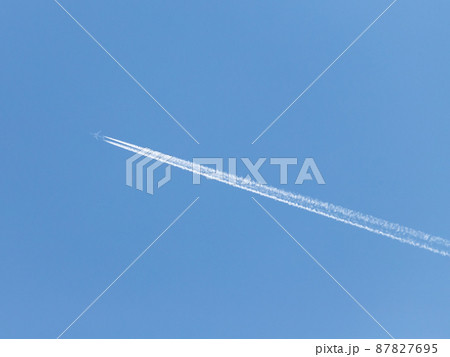 真っ白な飛行機雲を残して 87827695