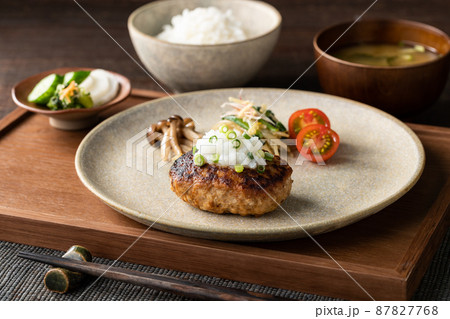 さっぱりとした味わいの、和風おろしハンバーグステーキ 87827768