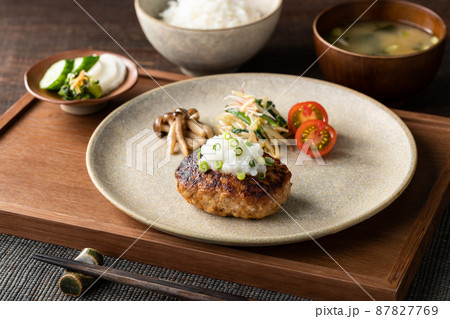 さっぱりとした味わいの、和風おろしハンバーグステーキ 87827769