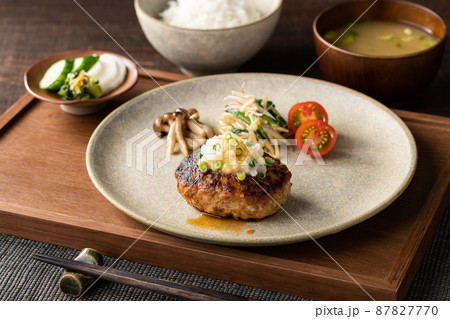 さっぱりとした味わいの、和風おろしハンバーグステーキ 87827770