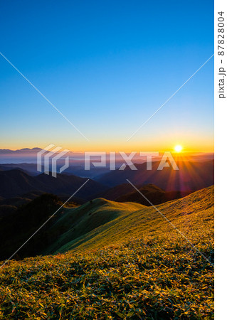 信州ビーナスライン・三峰山の夜明け 信州ビーナスライン・三峰山の夜明け 87828004