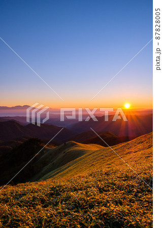 信州ビーナスライン・三峰山の夜明け 87828005