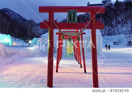 層雲峡温泉　氷瀑祭りの赤鳥居 87828249