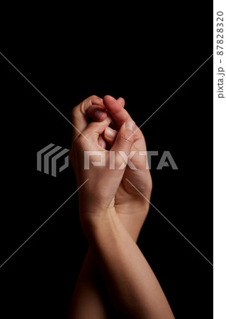 助けを求めている子供の両手のアップ写真 87828320