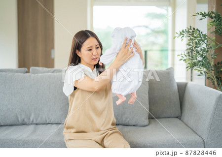 赤ちゃんの世話をする女性 赤ちゃんの世話をする女性 87828446