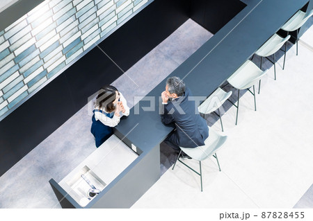 カウンターで相談をするVIP カウンターで相談をするVIP 87828455